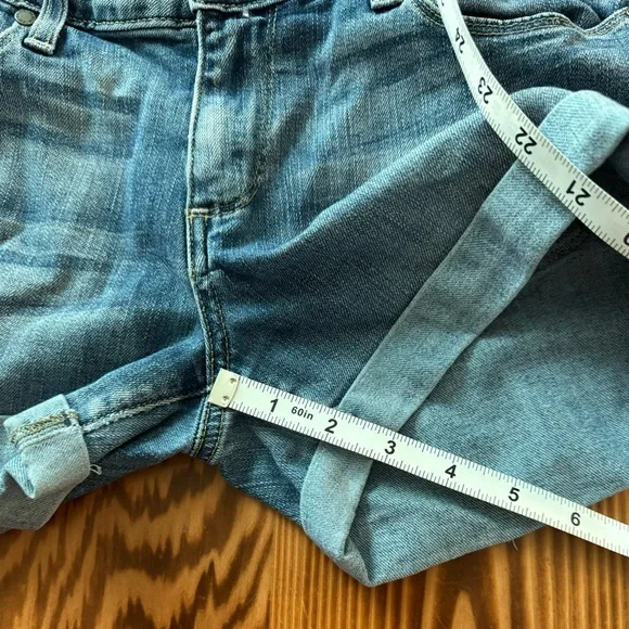 PAIGE Hutton Cuffed Denim Shorts in Toni Wash - Picture 9 of 9